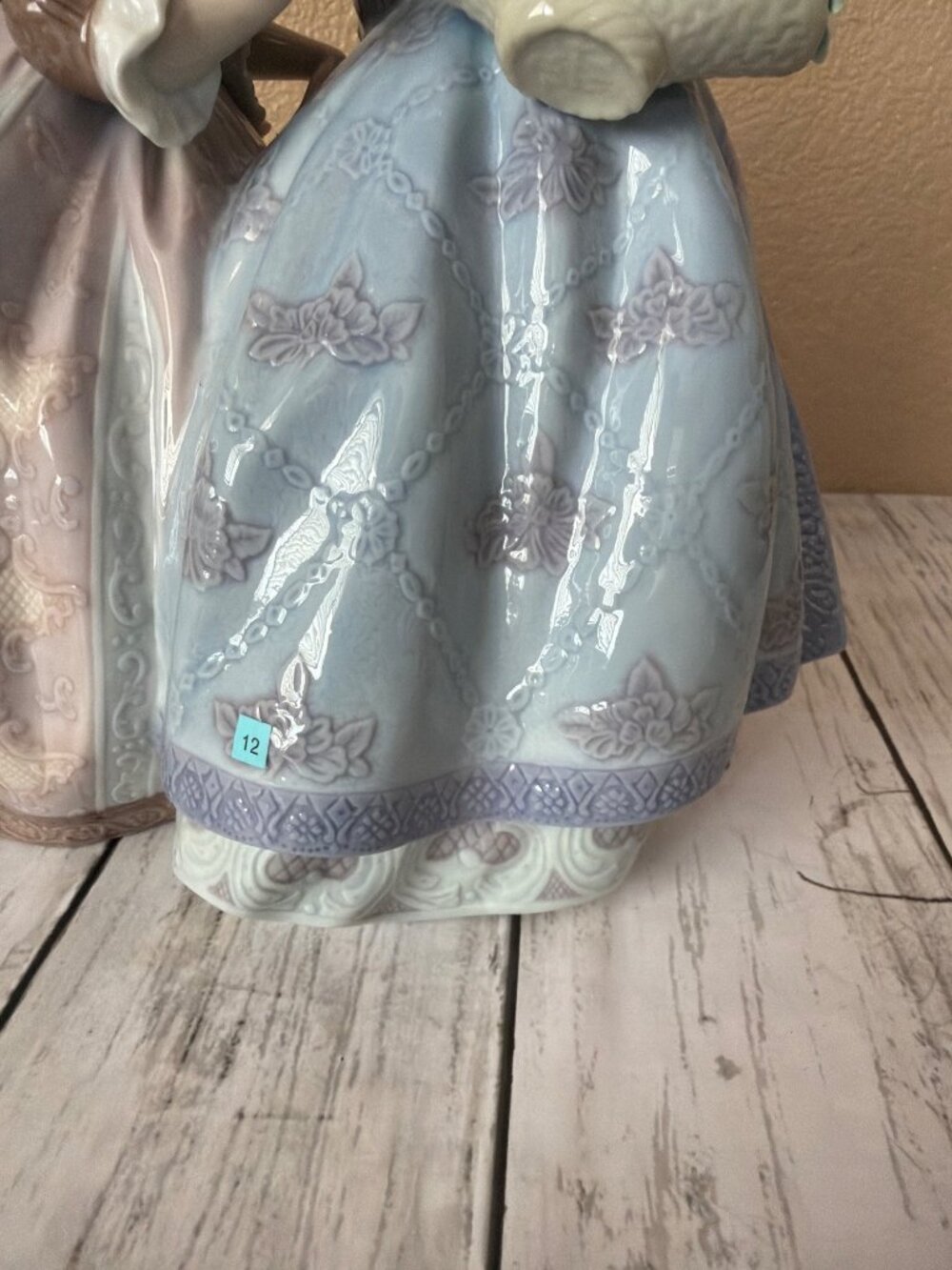 Lladró "Southern Charm" Damita con Flores Porcelain Figurine 5700 in Box w/FLAWS - Picture 13 of 16